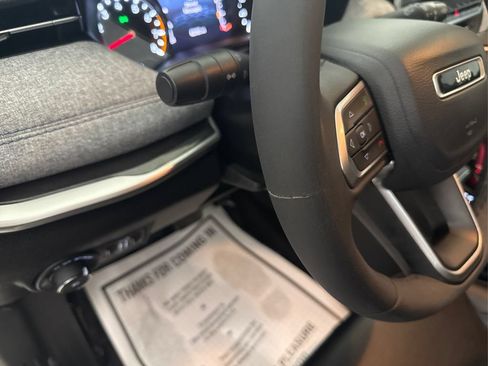 Used 2023 Jeep Compass Latitude AWD/4WD image 36