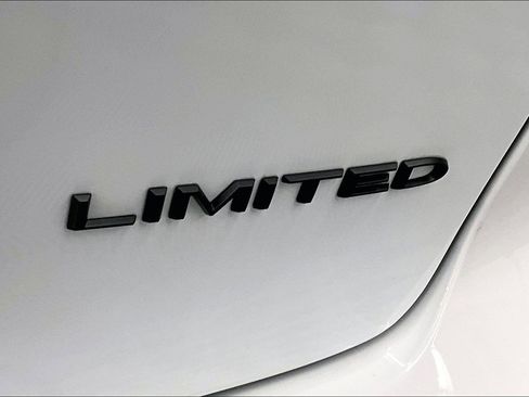 Used 2025 Chrysler Pacifica Limited FWD image 9