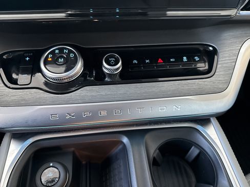 Certified 2025 Ford Expedition Max Platinum image 30