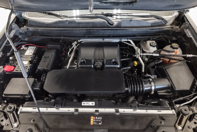 Used 2025 Chevrolet Colorado ZR2 w/ Midnight Edition AWD/4WD image 6