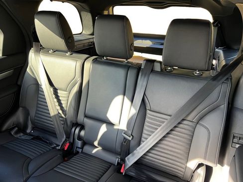 New 2025 Land Rover Discovery Dynamic SE image 22