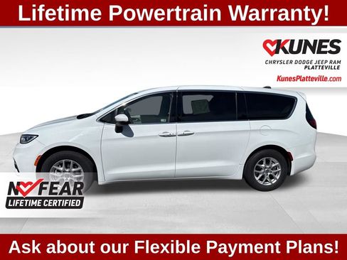 Used 2023 Chrysler Pacifica Touring-L FWD image 8