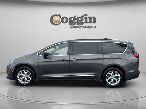 Used 2019 Chrysler Pacifica Touring-L Plus w/ Tire & Wheel Group image 3