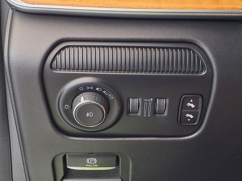 Used 2023 Jeep Grand Wagoneer Series III AWD/4WD image 19