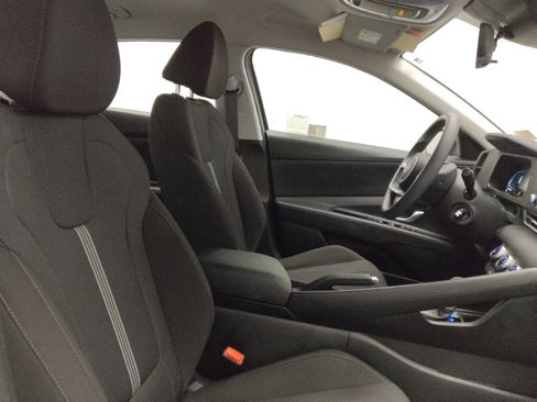 Used 2025 Hyundai Elantra SE w/ Cargo Package FWD image 21