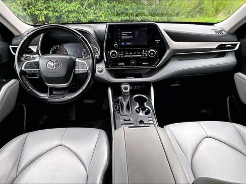 Used 2023 Toyota Highlander XLE AWD/4WD image 22