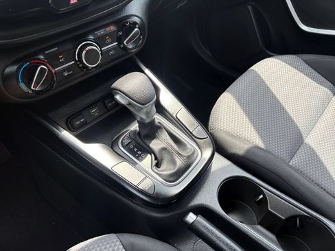 Used 2025 Kia Soul LX w/ LX Technology Package FWD image 38