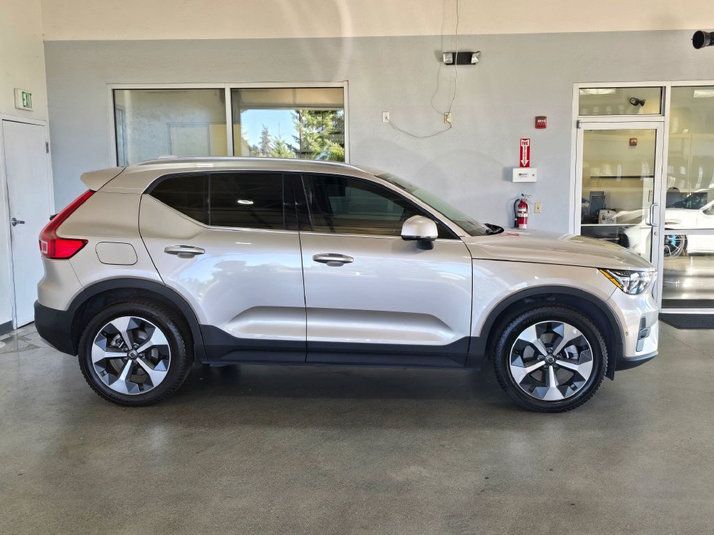 Used 2023 Volvo XC40 B5 Ultimate w/ Protection Package Premier AWD/4WD image 4