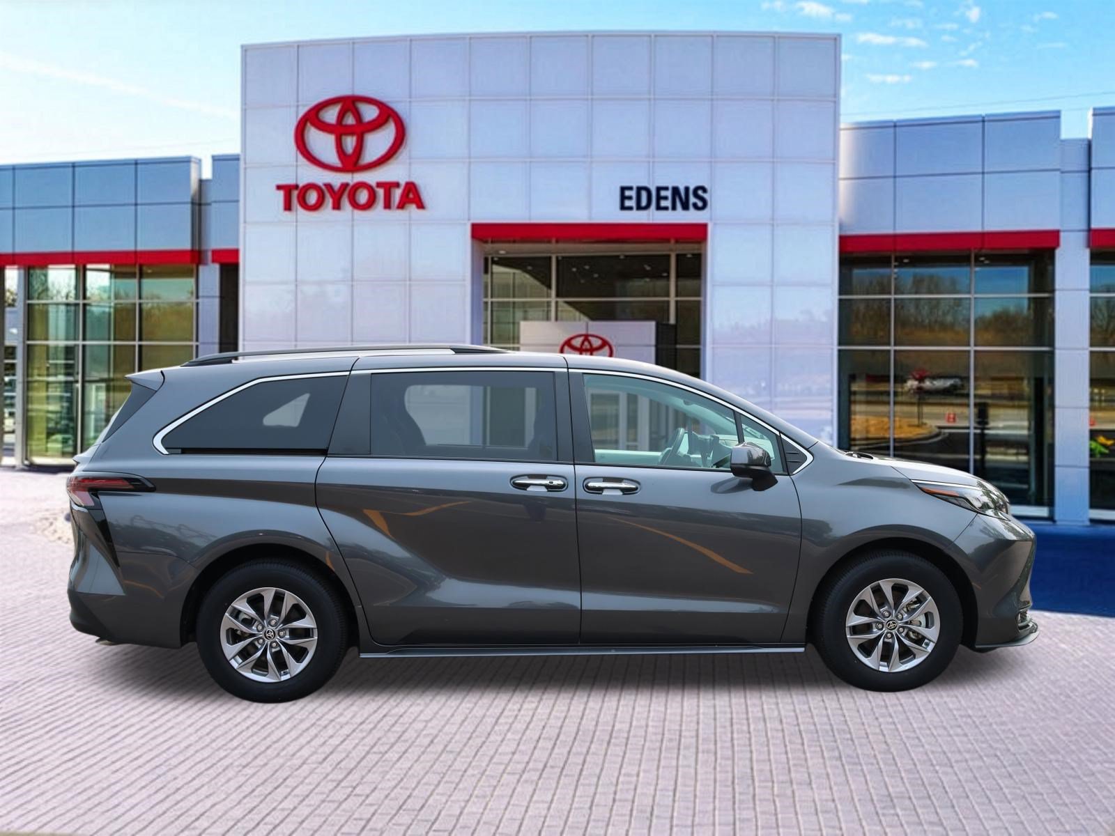 Certified 2025 Toyota Sienna XLE FWD image 2