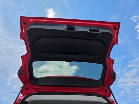 Used 2018 Jeep Renegade Latitude w/ Cold Weather Group AWD/4WD image 18