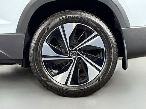 New 2026 Volkswagen Taos SE AWD/4WD image 32