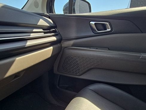 Used 2025 Kia Carnival EX FWD image 25