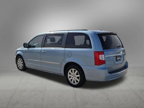 Used 2013 Chrysler Town & Country Touring image 4