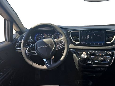 Used 2025 Chrysler Pacifica Select FWD image 9