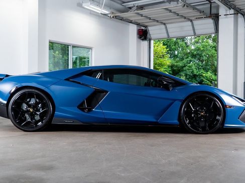 Used 2024 Lamborghini Revuelto image 7