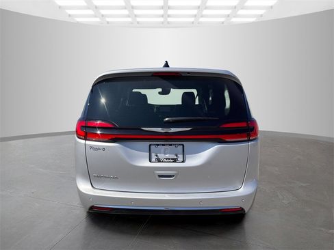 Used 2024 Chrysler Pacifica Touring-L image 6