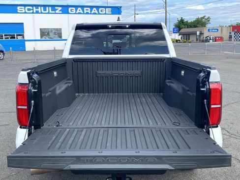 Certified 2025 Toyota Tacoma SR5 AWD/4WD image 22