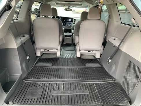 Used 2017 Toyota Sienna XLE Premium image 33
