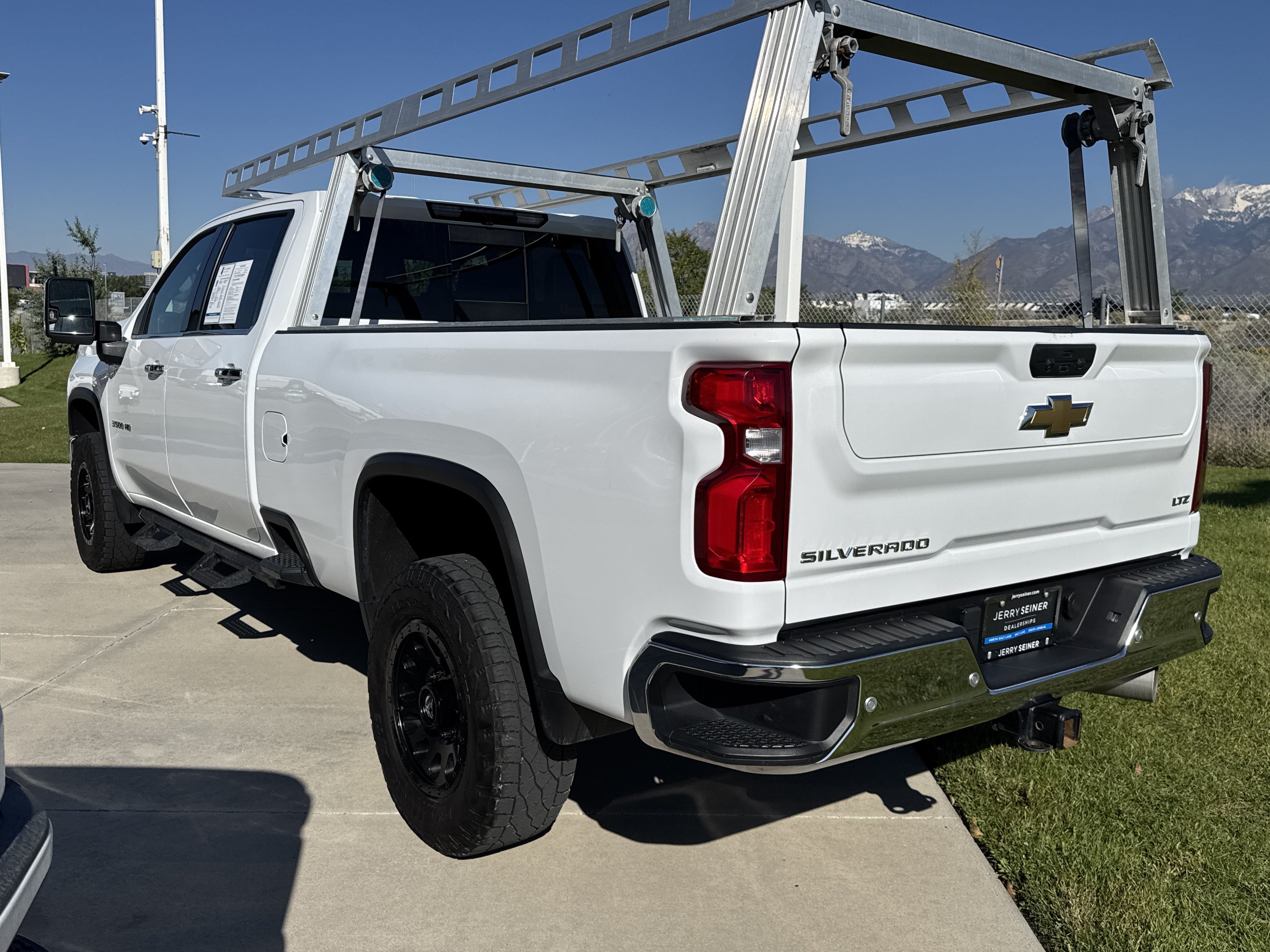 Used 2024 Chevrolet Silverado 3500 LTZ w/ LTZ Convenience Package AWD/4WD image 3