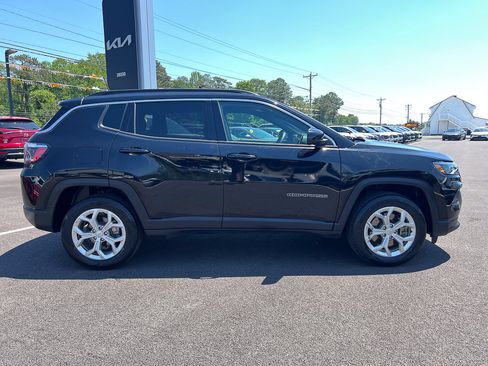 Used 2024 Jeep Compass Latitude AWD/4WD image 7