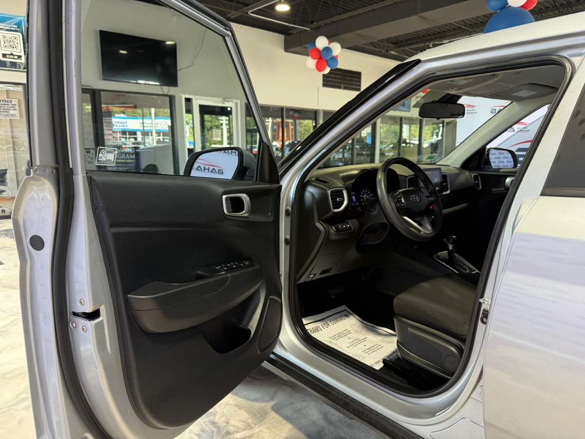 Used 2021 Hyundai Venue SE FWD image 24