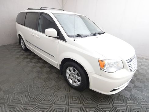 Used 2012 Chrysler Town & Country Touring image 3