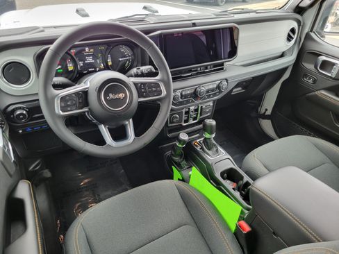 Used 2025 Jeep Wrangler Unlimited Sahara w/ Safety Group AWD/4WD image 18