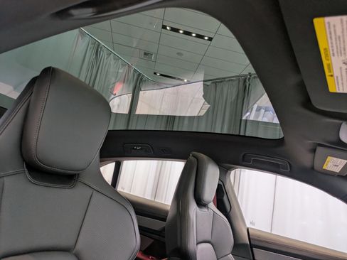 Used 2025 Porsche Taycan 4S image 27