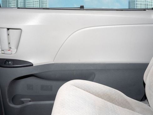 Used 2016 Toyota Sienna LE image 14