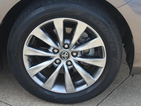Used 2017 Toyota Camry XLE w/ Moonroof Package FWD image 4
