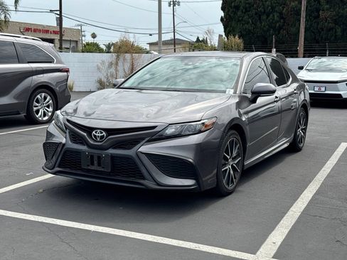 Used 2021 Toyota Camry SE w/ Convenience Package FWD image 2