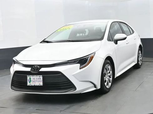 Used 2025 Toyota Corolla LE image 1