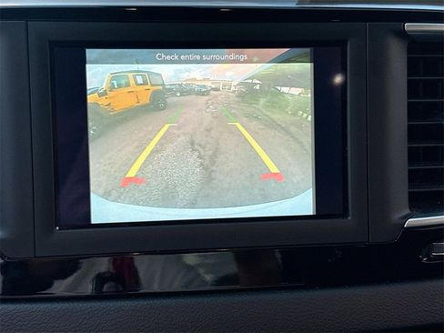 Used 2020 Chrysler Pacifica Touring-L image 14