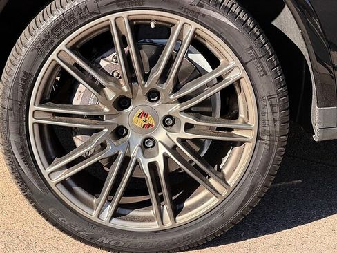 Used 2018 Porsche Cayenne Platinum Edition w/ Premium Package AWD/4WD image 34