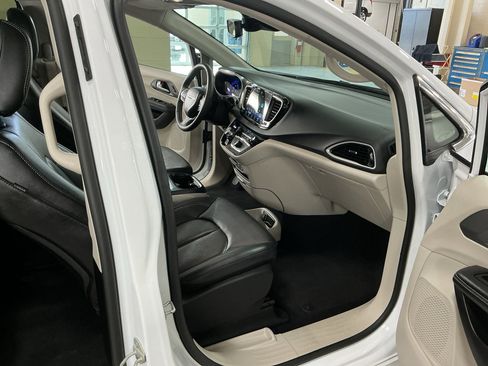 Used 2024 Chrysler Pacifica Touring-L FWD image 16