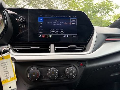Used 2024 Chevrolet Trax RS FWD image 18