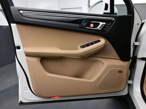 Certified 2021 Porsche Macan image 7