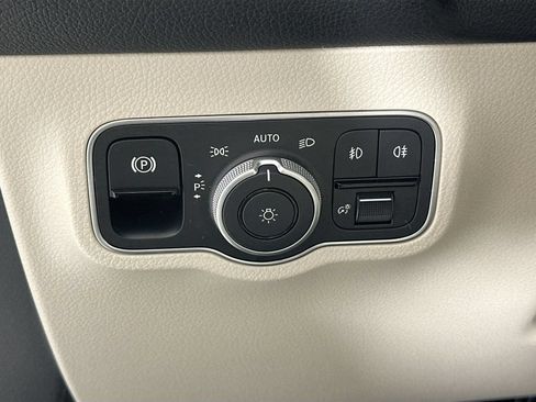 Used 2026 Mercedes-Benz GLB 250 4MATIC image 10