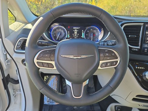 Used 2024 Chrysler Pacifica Touring-L image 17
