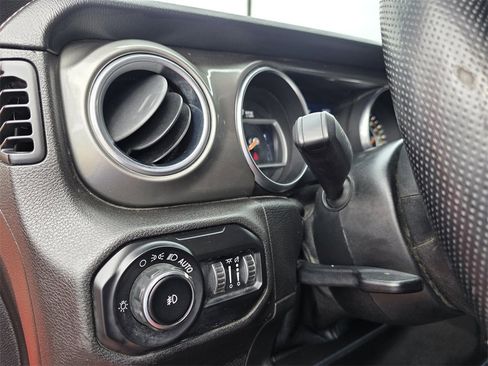 Used 2019 Jeep Wrangler Unlimited Sahara w/ Uconnect 4C Nav & Sound Group image 18