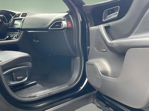 Used 2018 Jaguar F-PACE Premium image 25