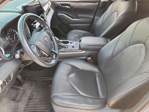 Used 2021 Toyota Highlander Limited FWD image 20