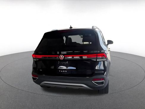 Used 2025 Volkswagen Taos SE FWD image 12