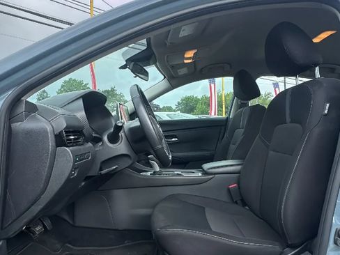 Used 2025 Nissan Sentra SV w/ All-Weather Package FWD image 11