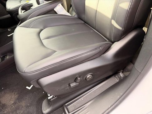 New 2026 Chrysler Pacifica Select image 12