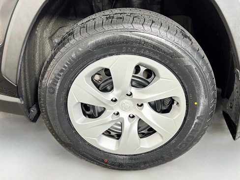 Used 2023 Toyota RAV4 LE AWD/4WD image 18