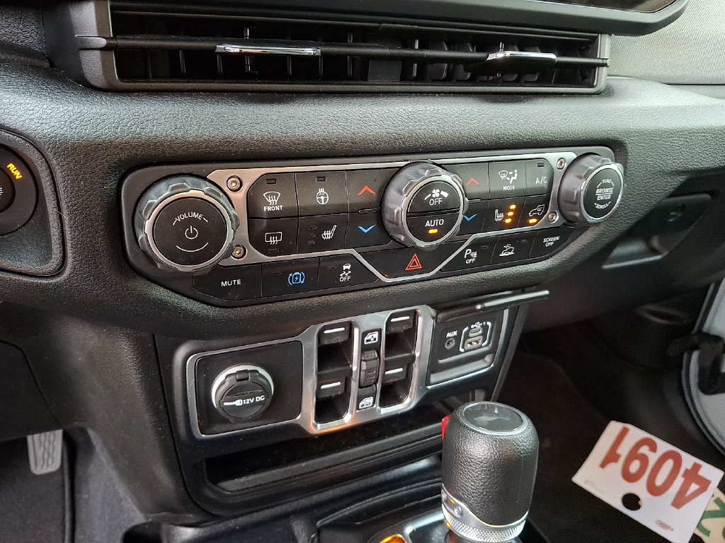 Used 2024 Jeep Wrangler Unlimited w/ Convenience Group AWD/4WD image 16