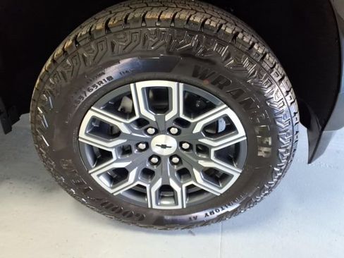 Used 2026 Chevrolet Colorado Z71 w/ Technology Package AWD/4WD image 9