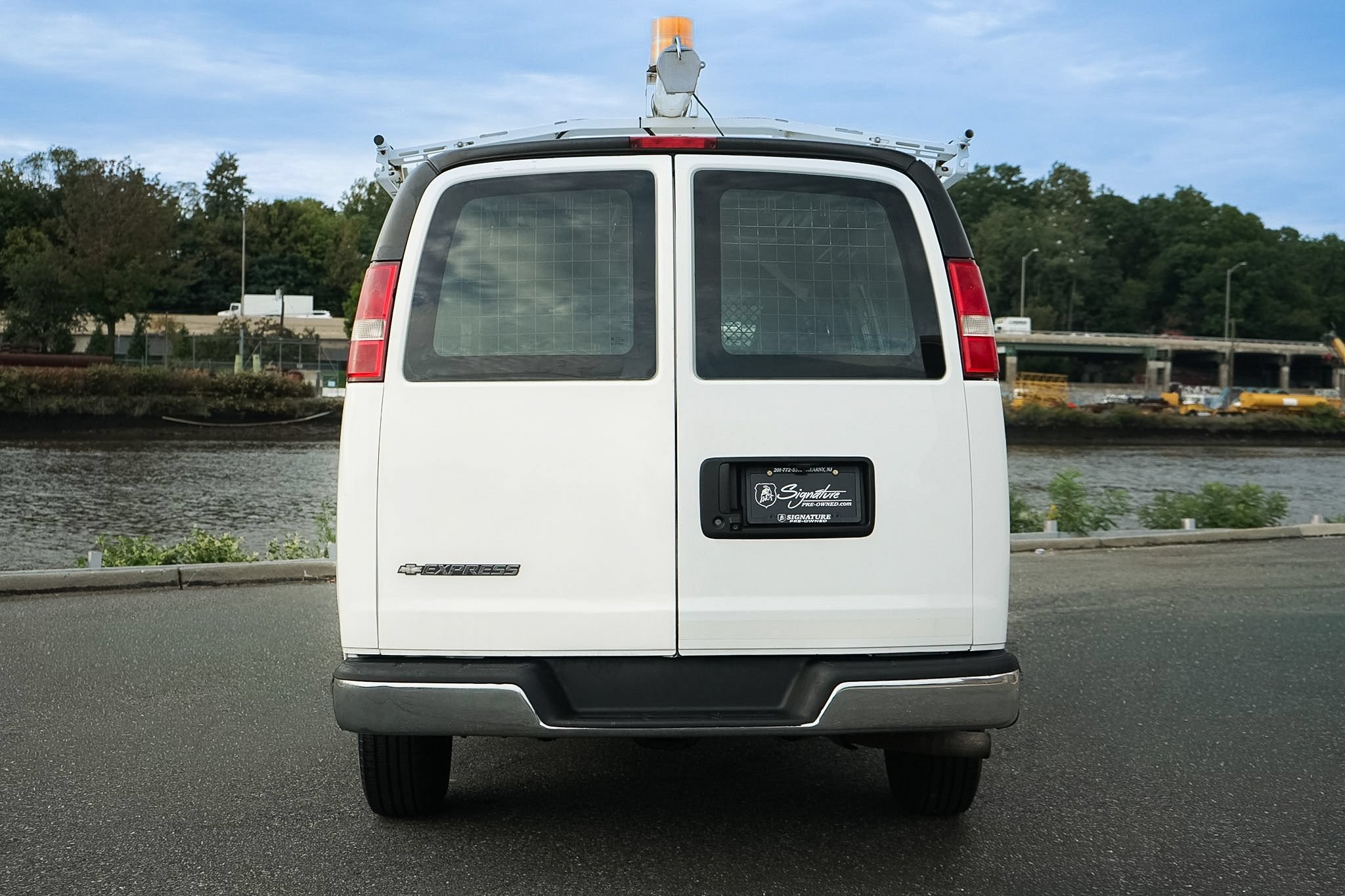 Used 2017 Chevrolet Express 2500 RWD image 3