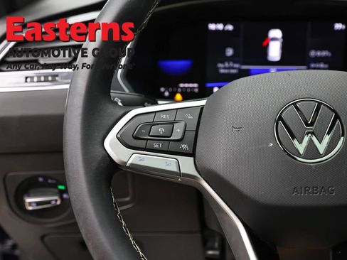 Used 2022 Volkswagen Tiguan SE w/ Panoramic Sunroof Package AWD/4WD image 15